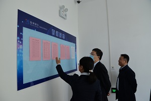 梁宝龙书记在石家庄分行细心查看员工考核情况和办公环境