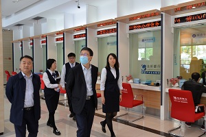 梁宝龙书记在石家庄分行详细了解网点经营及业务进展情况